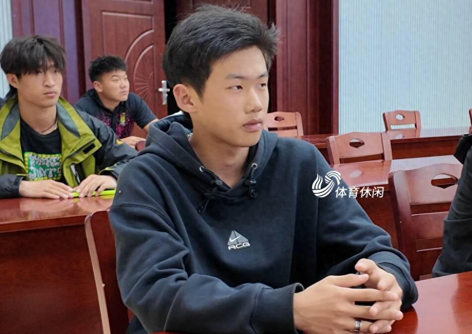 自此开始跟随张珞在在深圳训练基地开启了他的滑板运动生涯